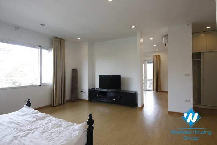 Spacious corner villa for rent in the heart of Vinhomes Riverside, Long Bien, Hanoi